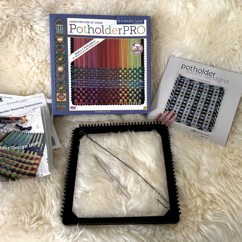 Potholder loom craft kit—makes 10” potholders—includes additional book